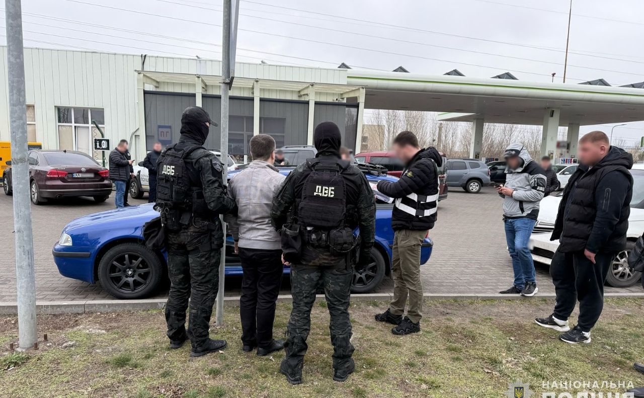 Затримання чоловіка. Фото: поліція Києва
