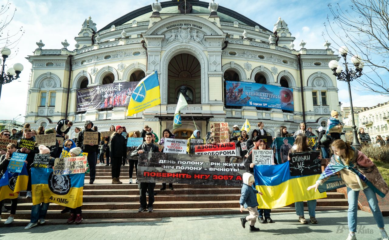 Учасники акції біля Національної опери. Фото: Олексій Самсонов