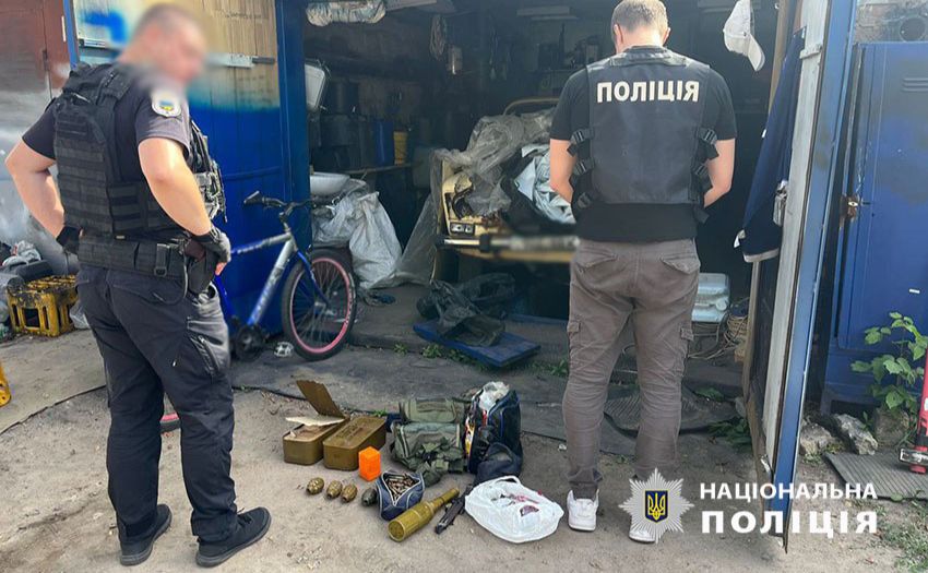 Поліцейські виявили «склад» зброї. Фото: Національна поліція