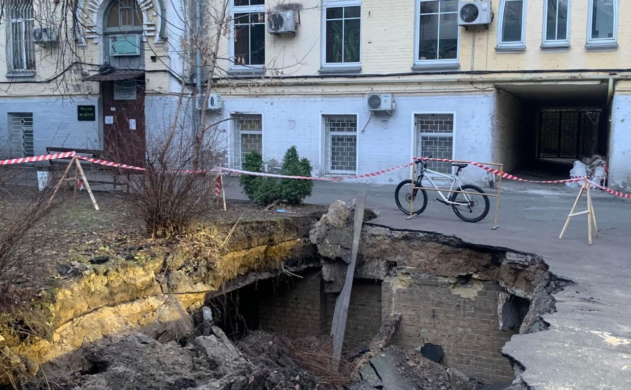 Старі мури у вирві. Фото: Дмитро Перов