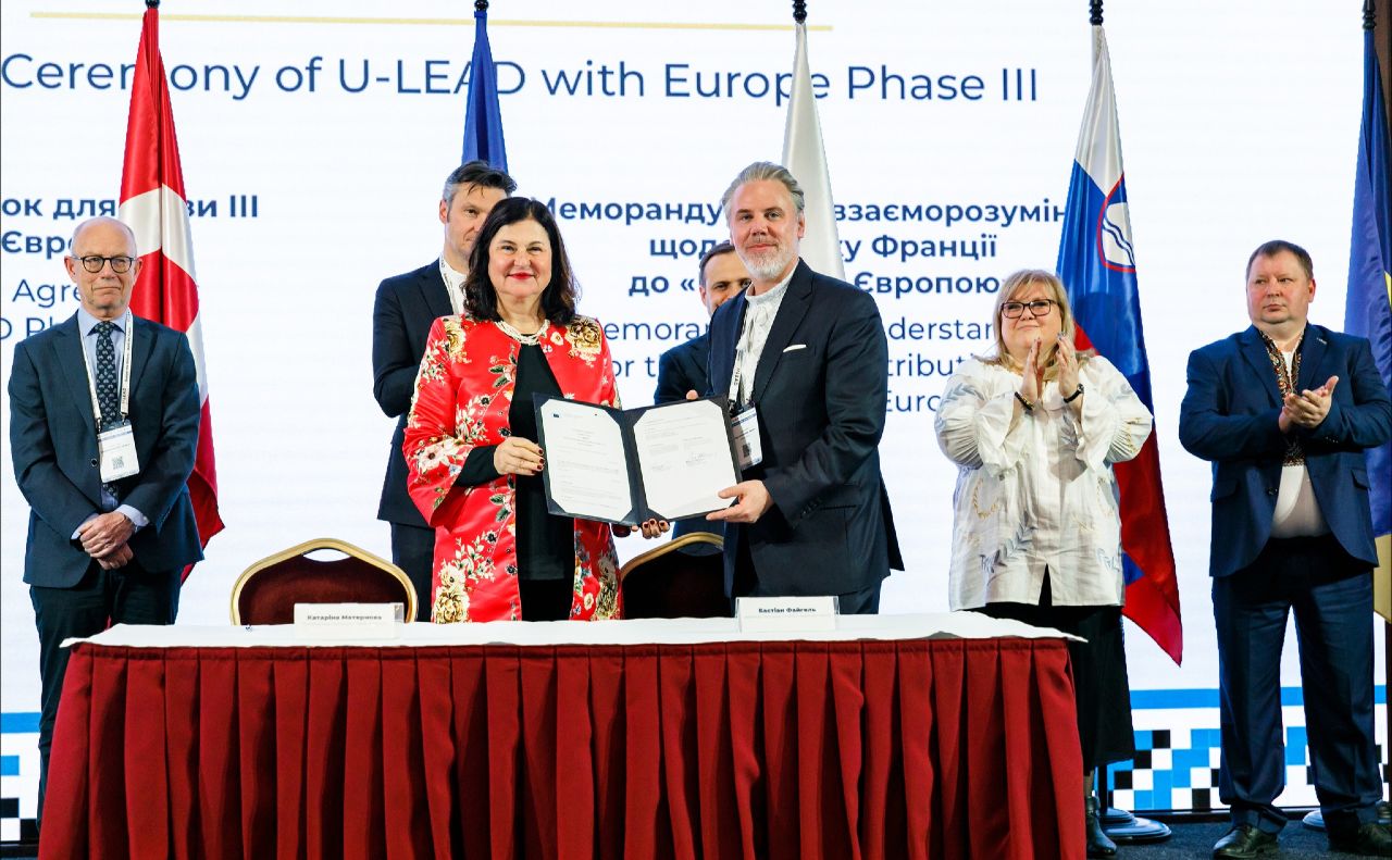 Під час підписання Угоди про Фазу ІІІ програми «U-LEAD з Європою». Фото: U-LEAD/GIZ Ukraine