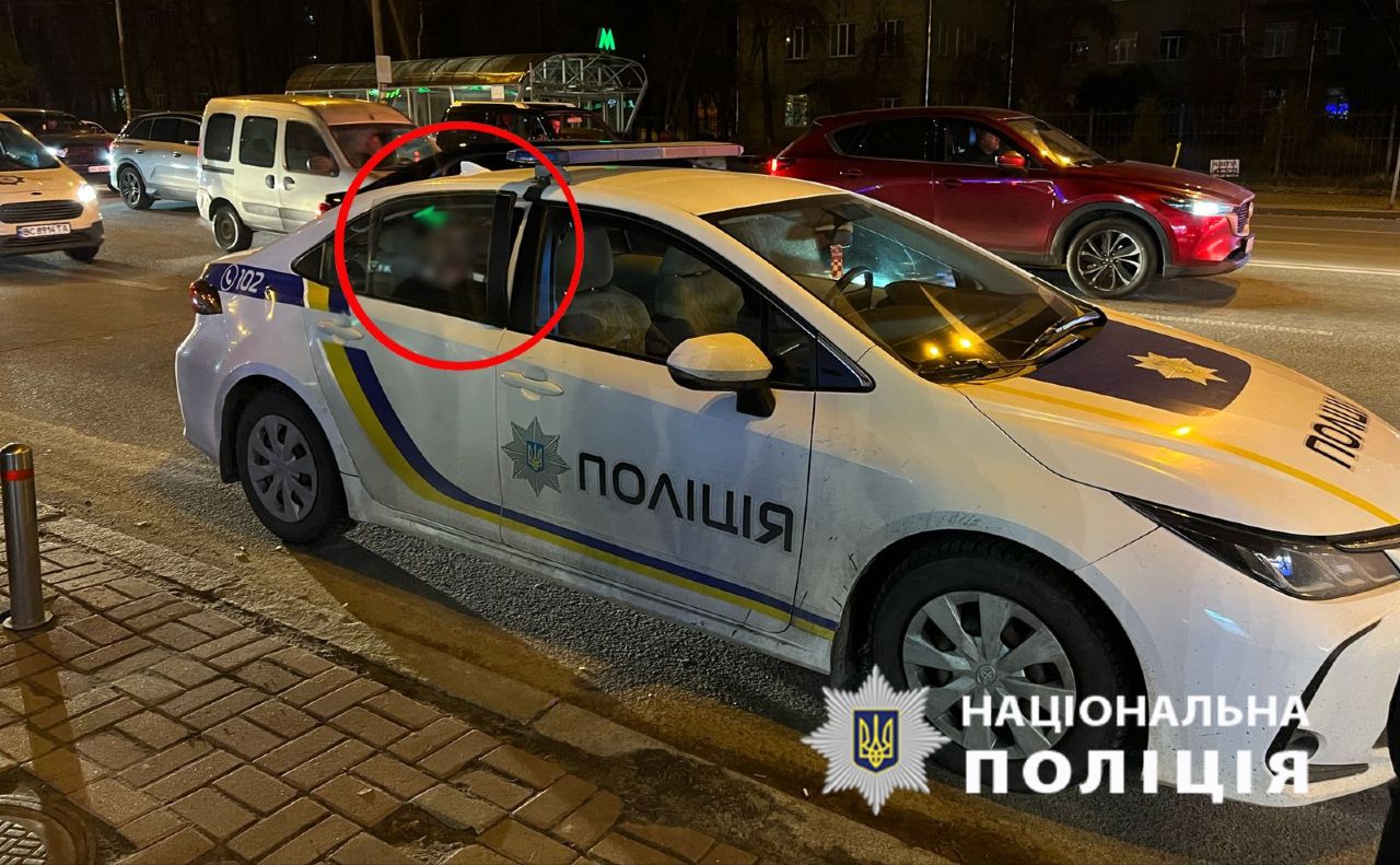 У машини пошкоджене вікно. Фото: Національна поліція