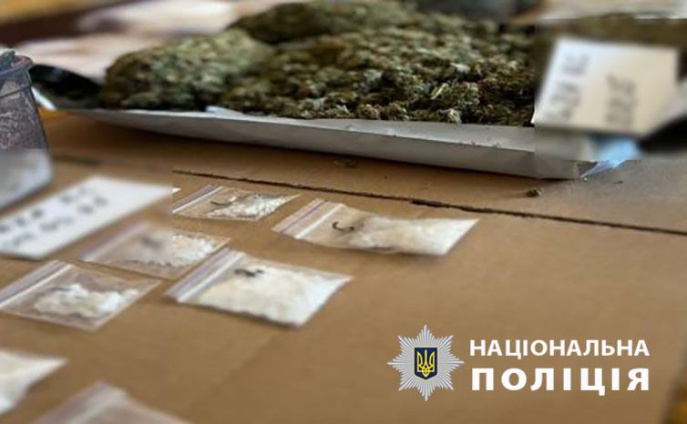 У затриманої вилучили 2,5 кг заборонених речовин. Фото: Національна поліція