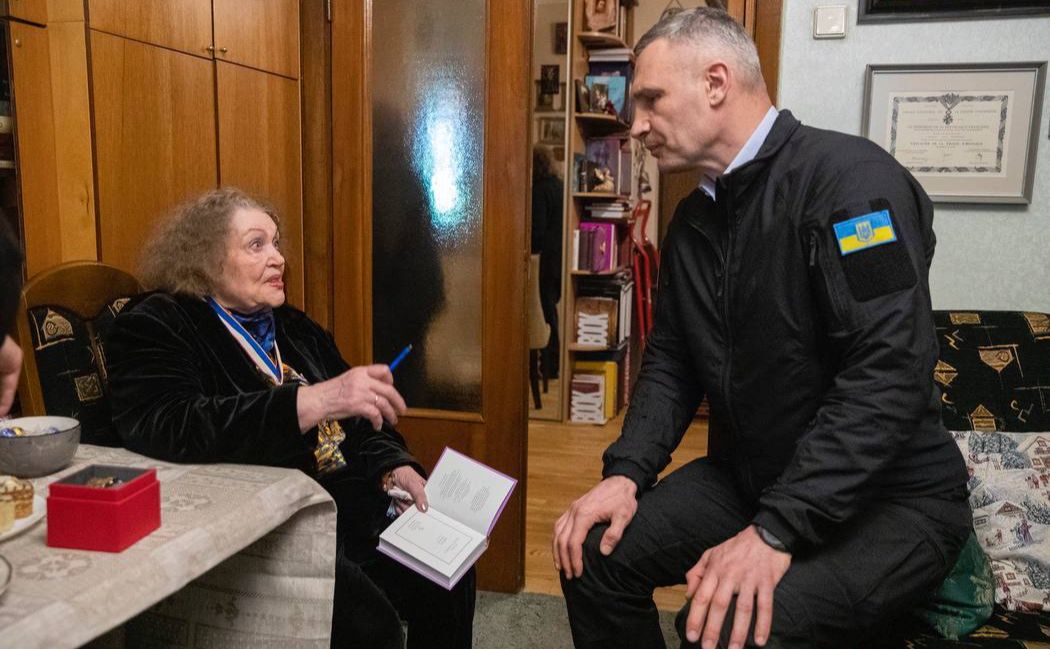 Ліна Костенко та Віталій Кличко. Фото: тг-канал Віталія Кличка