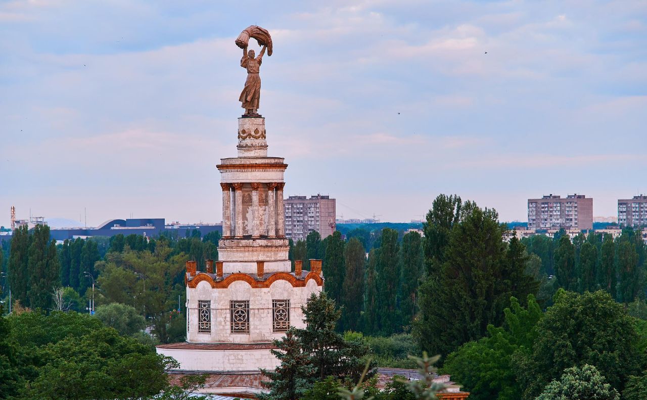 Скульптура на одній з будівель. Фото: ВДНГ