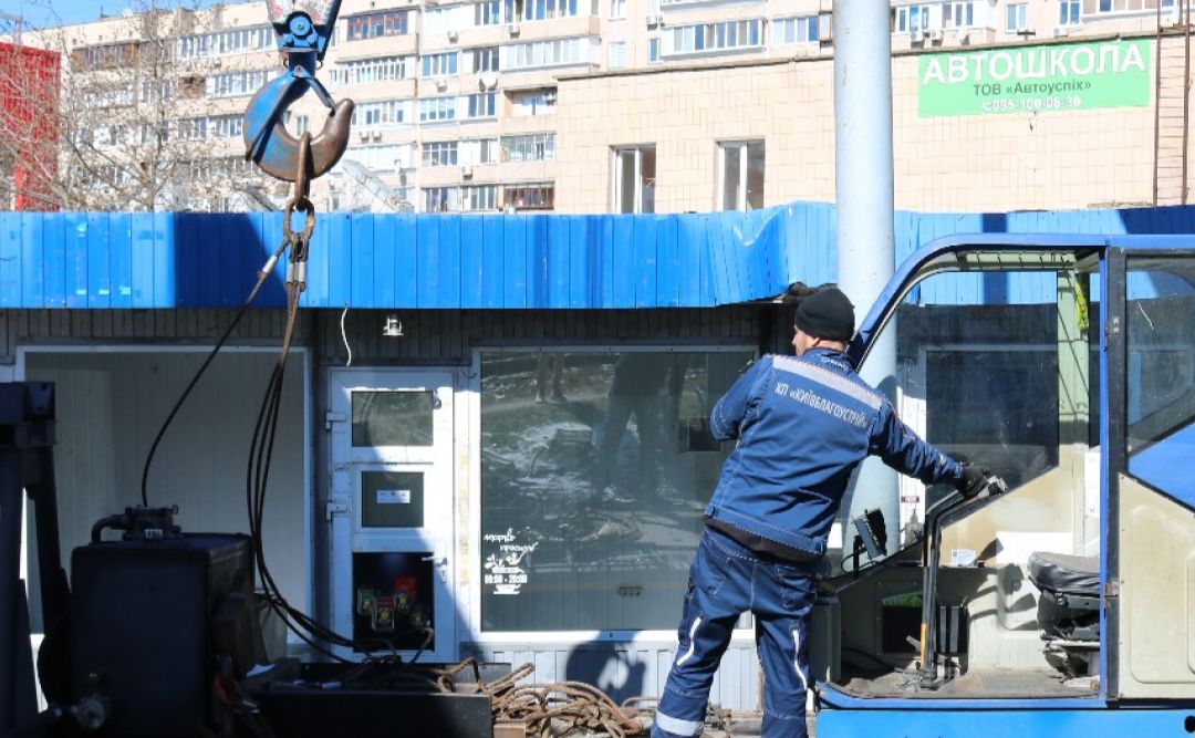 Демонтажні роботи на Оболоні. Фото: КП «Київблагоустрій»