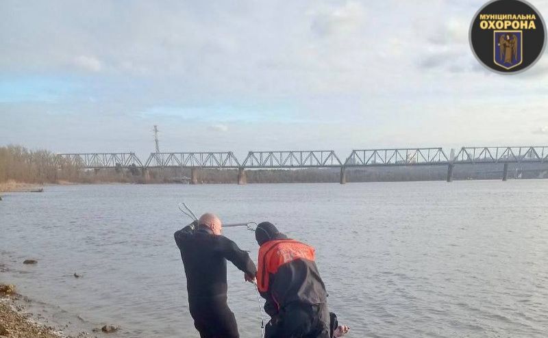 Водолази вилучили тіло з води. Фото: КО «Муніципальна охорона»