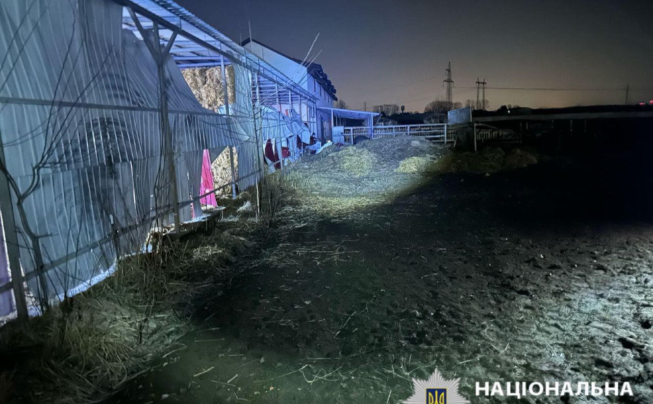 Поліція фіксує наслідки нічної атаки. Фото: поліція Київської області