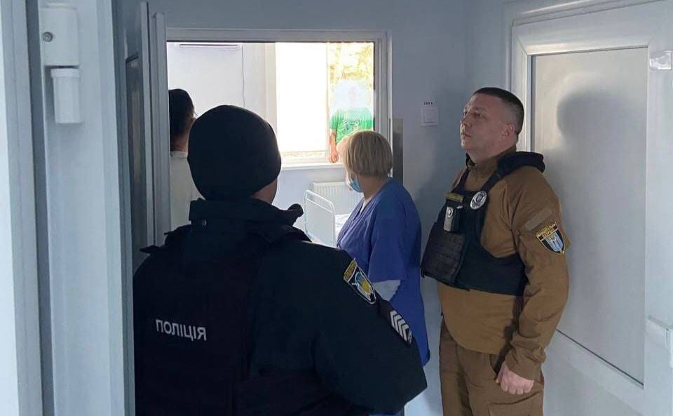 Чоловіка вмовили дочекатися приїзду родичів. Фото: Муніципальна охорона