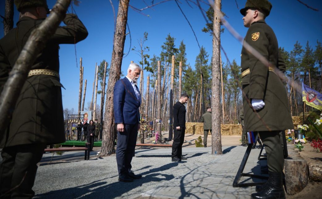 Петер Павле та Володимир Зеленський у селі Мощун. Фото: ОП