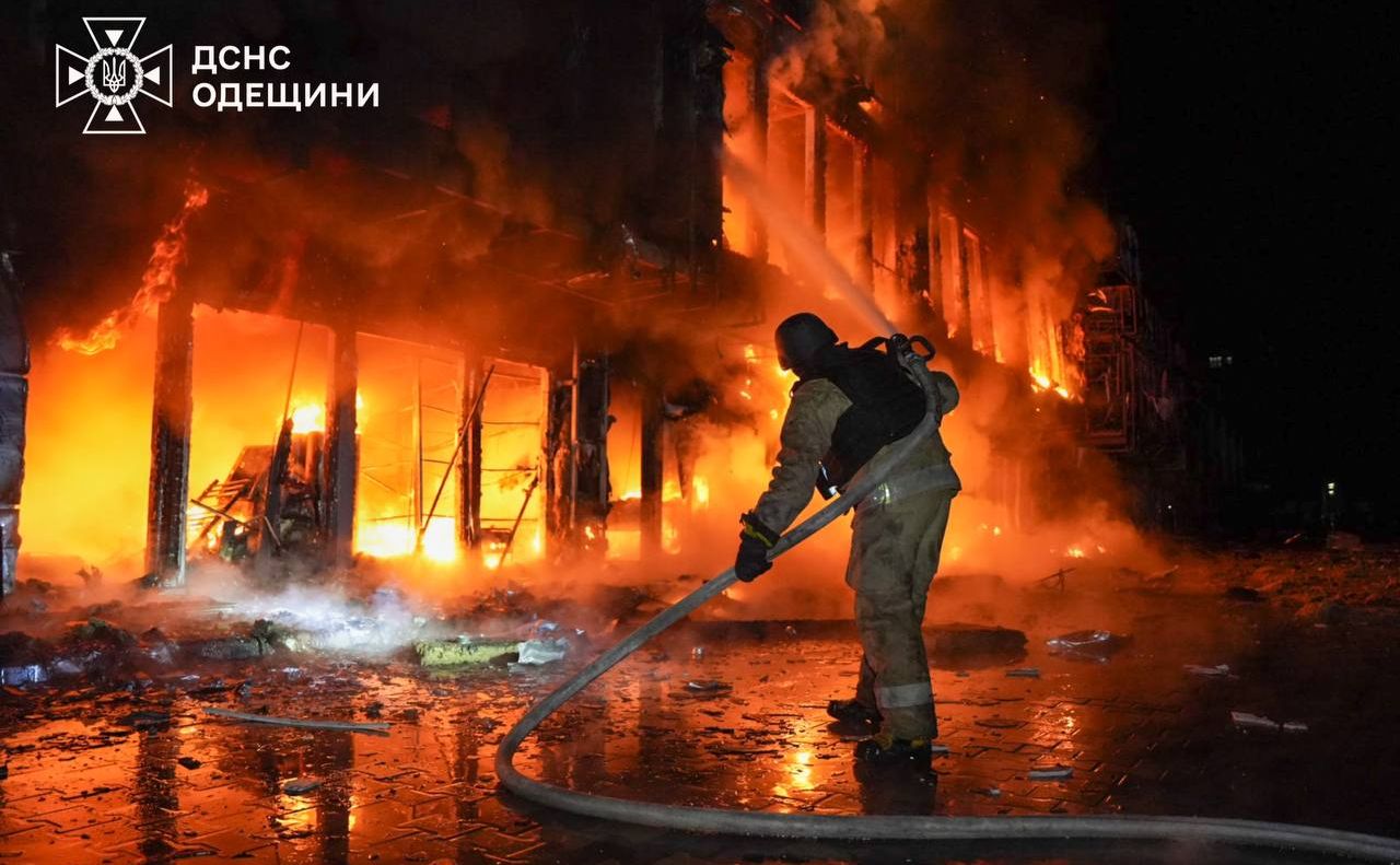 Рятувальники всю ніч працювали на місці атаки. Фото ДСНС України в Одеській області