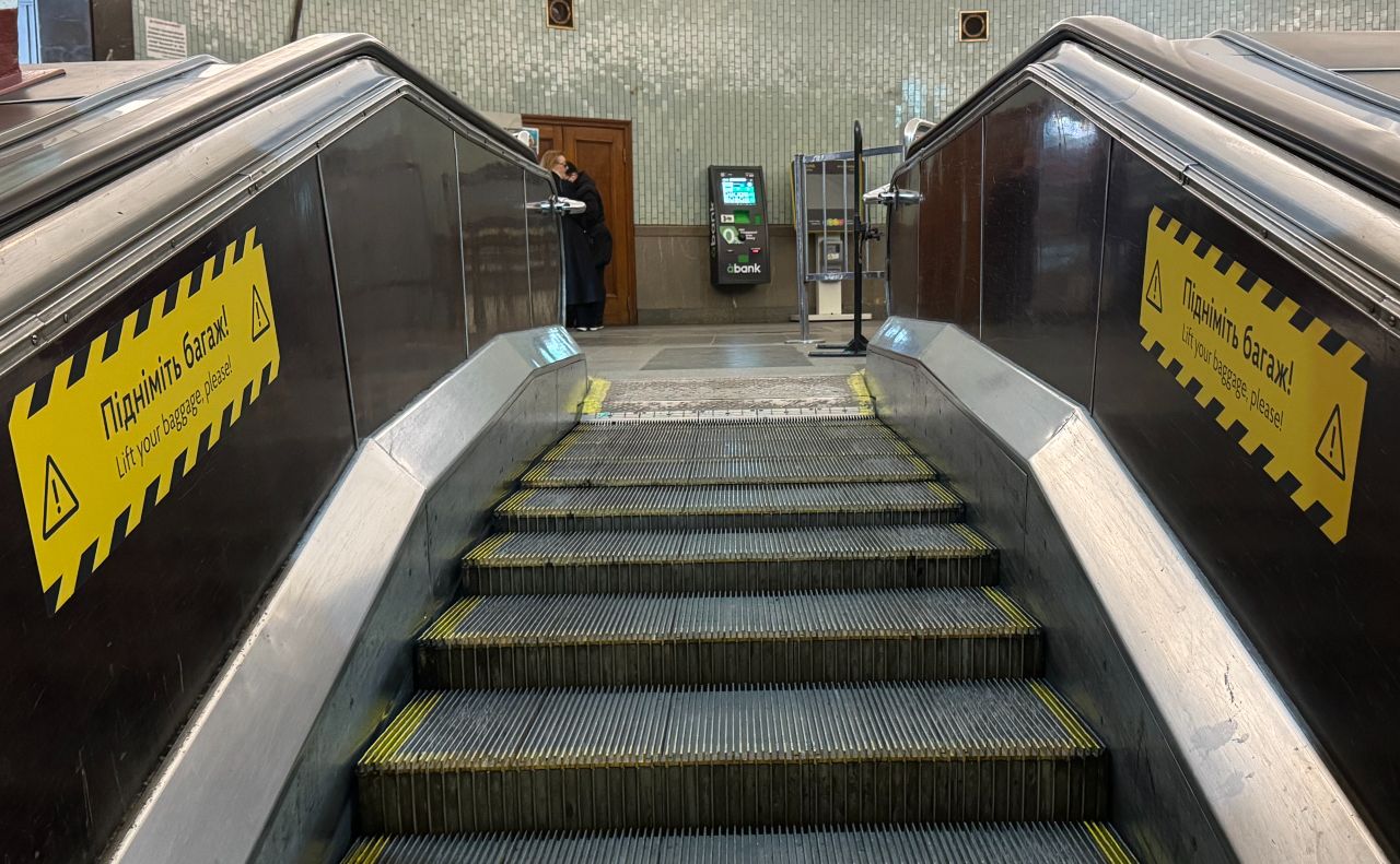 Пасажирів метро закликають бути уважними та відповідальними. Фото: Київський метрополітен