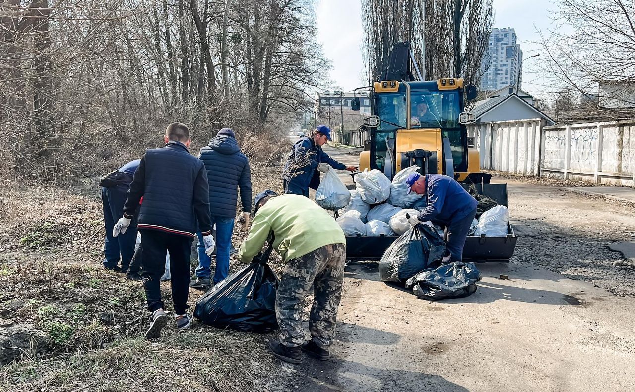 Біля водойм столиці провели толоки. Фото: КП «Плесо»