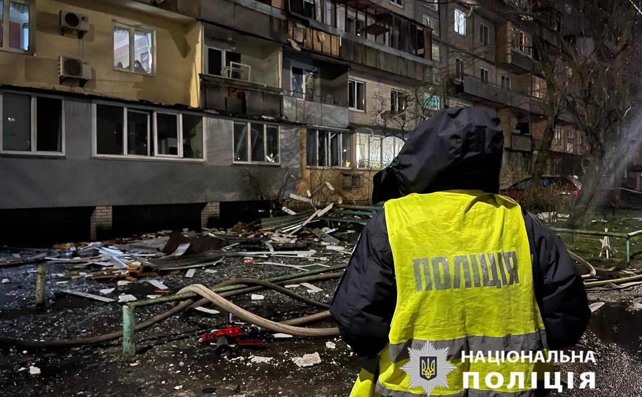 Правоохоронці першими з рятувальниками прибувають на місце обстрілу. Фото: Поліція Києва