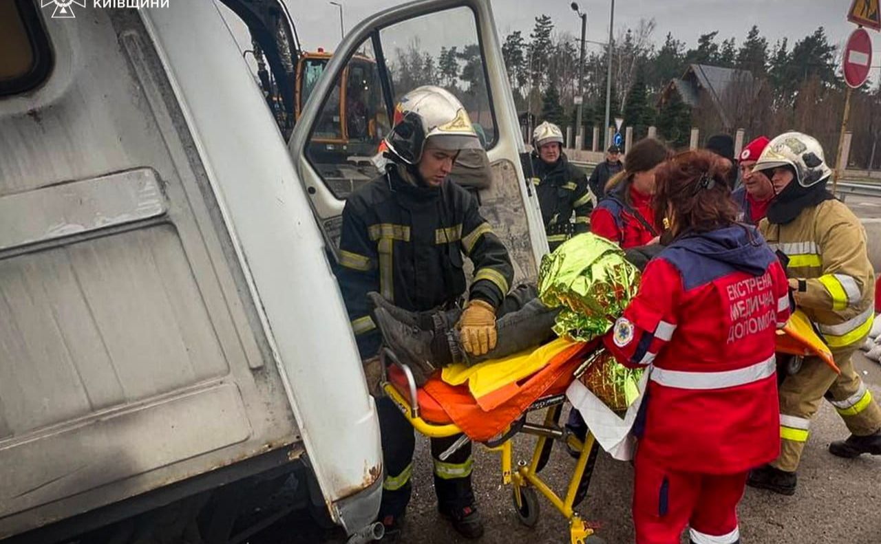 Поліція та ДСНС на місці ДТП. Фото: ГУ ДСНС у Київській області