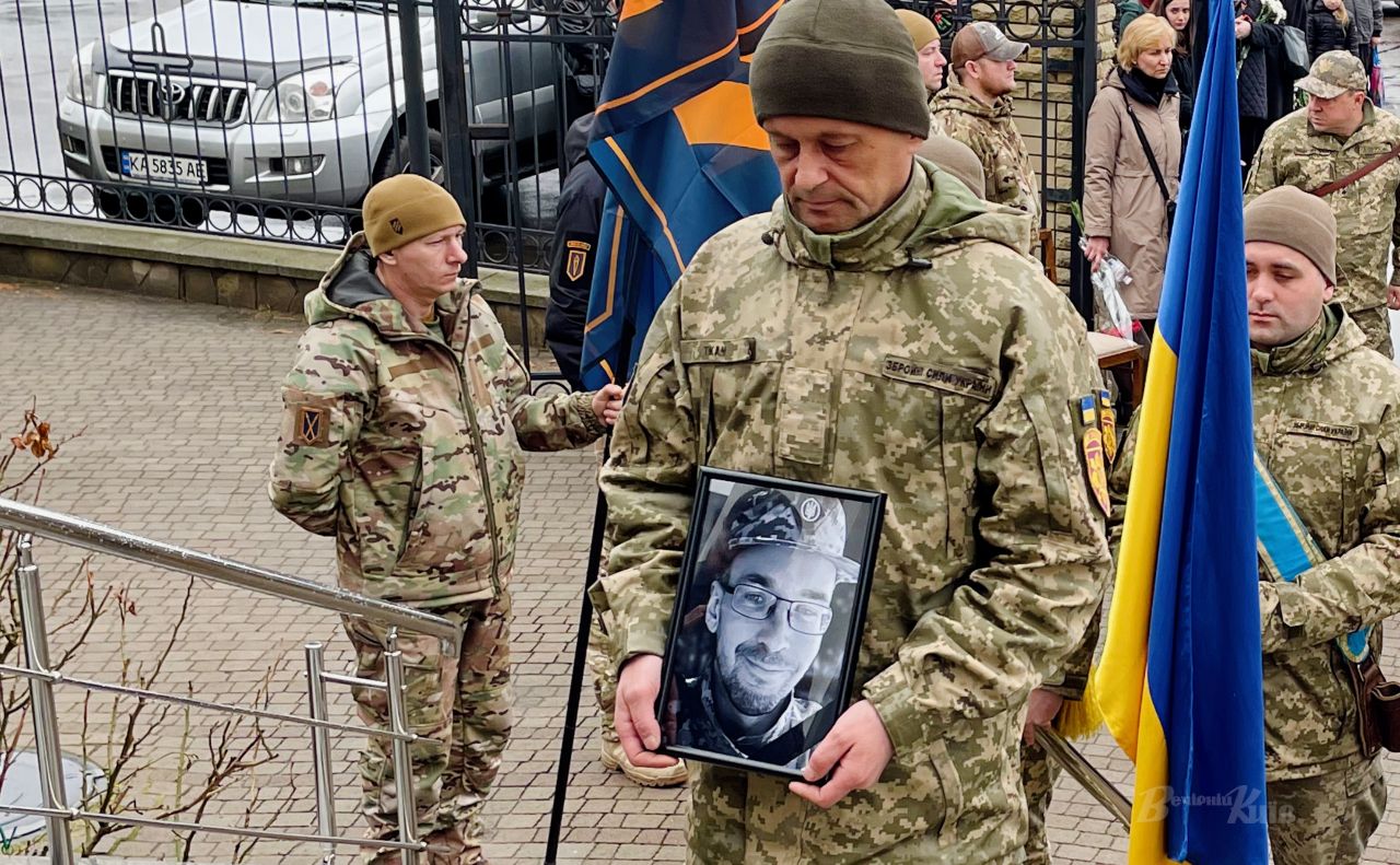 Під час чину похорону Дмитра Бендікова. Фото: Ганна Мещерякова