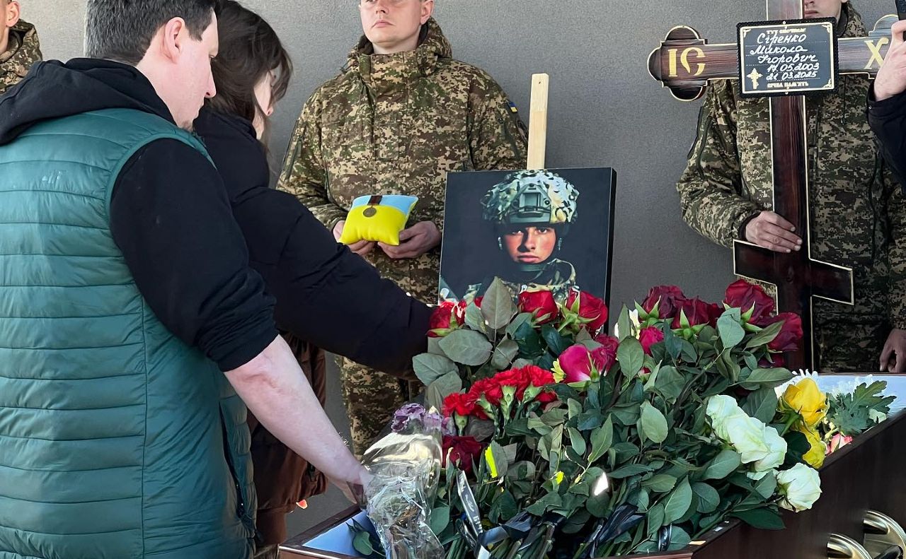Квіти від земляків під час прощання з Миколою Сіренком. Фото: Бучаснька міська рада