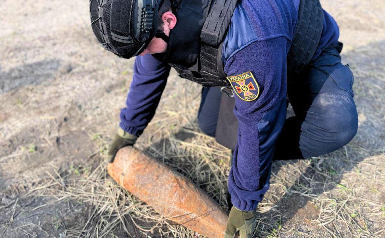 Боєприпас транспортували на підривний майданчик. Фото: МРЦ ШР ДСНС