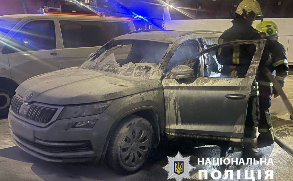Обгоріла автівка. Фото: Поліція Києва