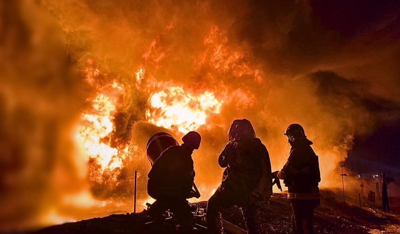Фото під час гасіння вогню внаслідок обстрілу Київщини російськими дронами. Фото: ДСНС