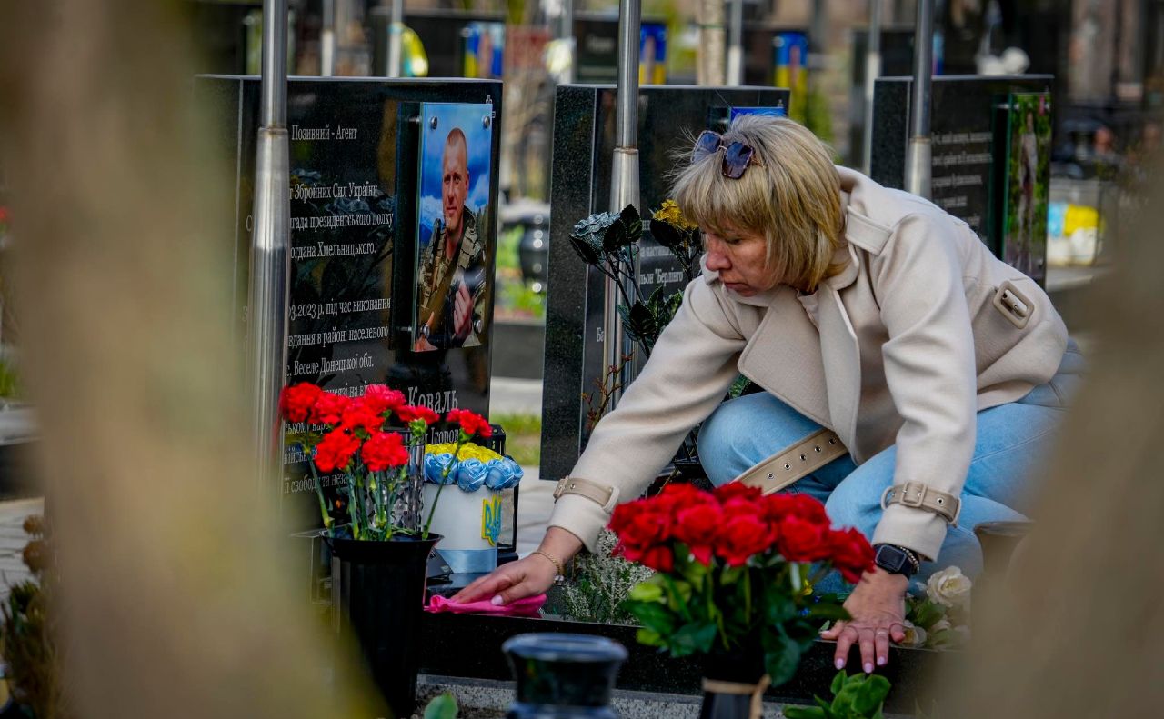 Квіти і сльози — у Бучі згадують загиблих від рук росіян. Фото: Бучанська міська рада, фб