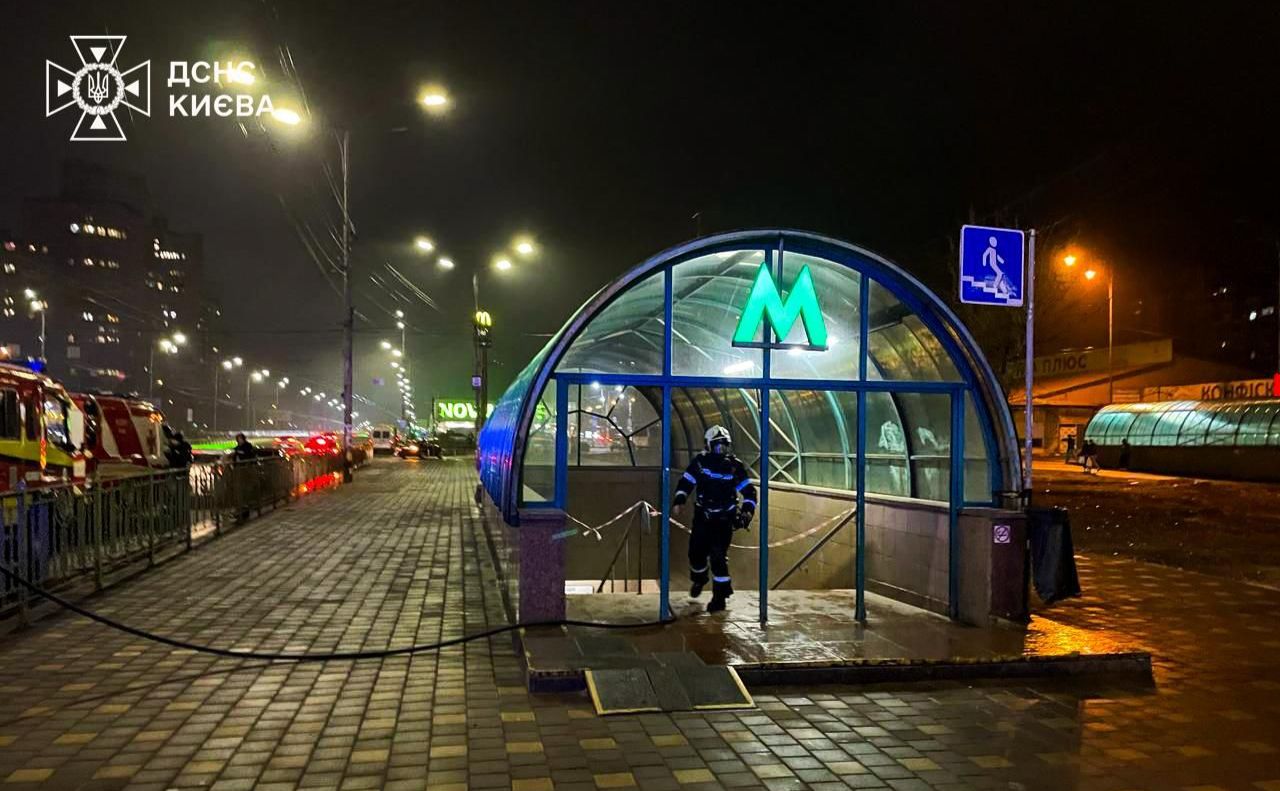 Пожежа виникла в підземному переході біля входу на станцію метрополітену. Фото: Головне управління ДСНС у місті Києві