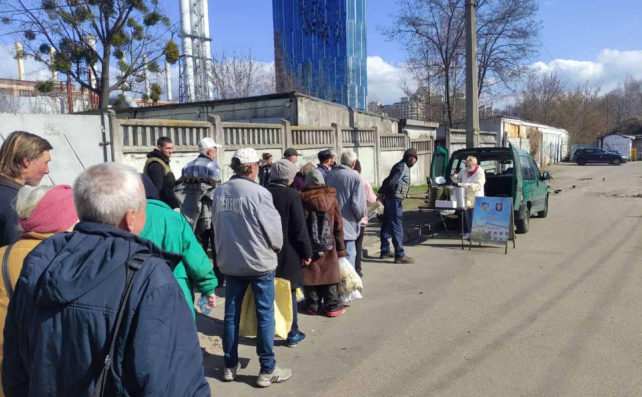 Щодня у столиці роздавали 200 гарячих обідів. Фото: Департамент соціальної та ветеранської політики