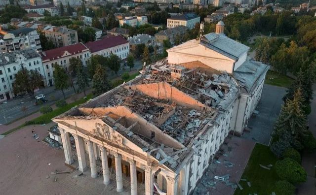 Драмтеатр у Чернігові після удару. Фото з відкритих джерел