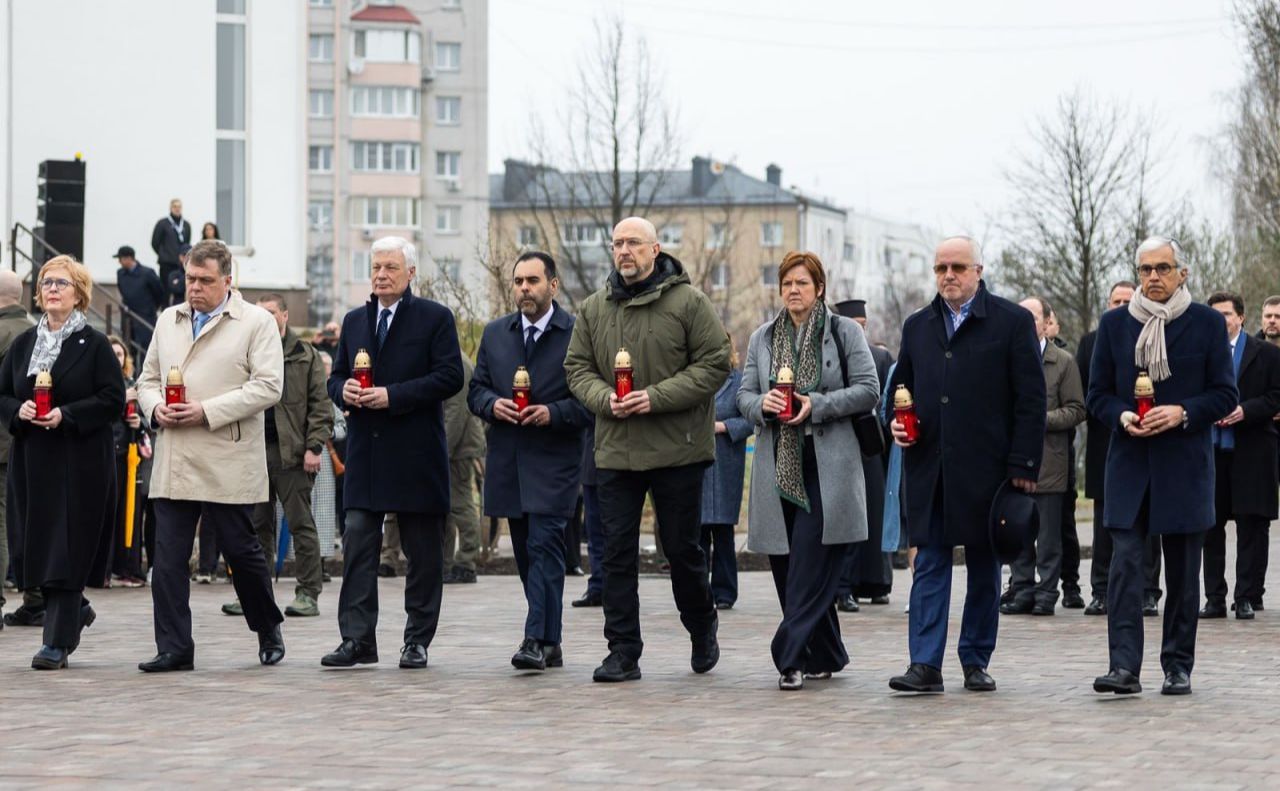 Прем’єр-міністр Денис Шмигаль та європейські політики вшанували пам’ять загиблих українців у Бучі. Фото: Денис Шмигаль (Telegram)