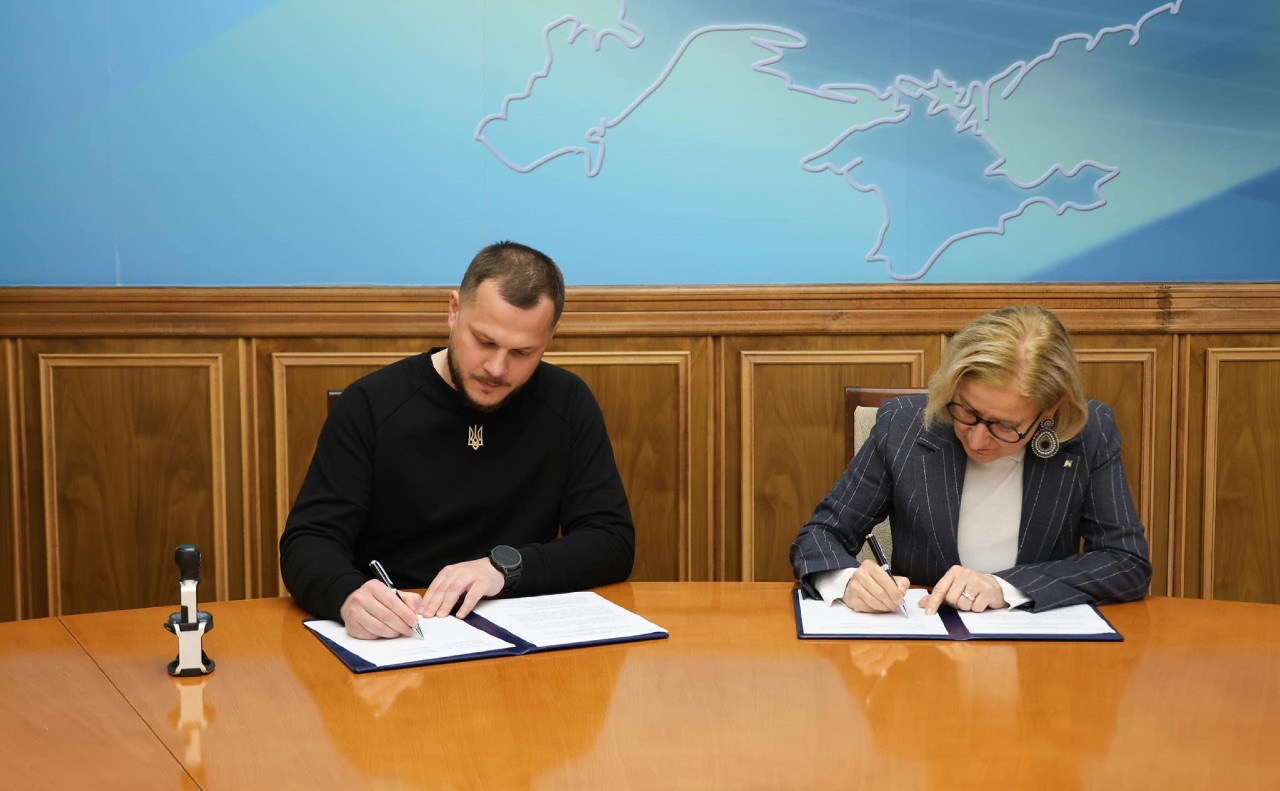 Микола Калашник та Йоханна Мікль-Ляйтнер підписують документ про співпрацю. Фото: КОВА