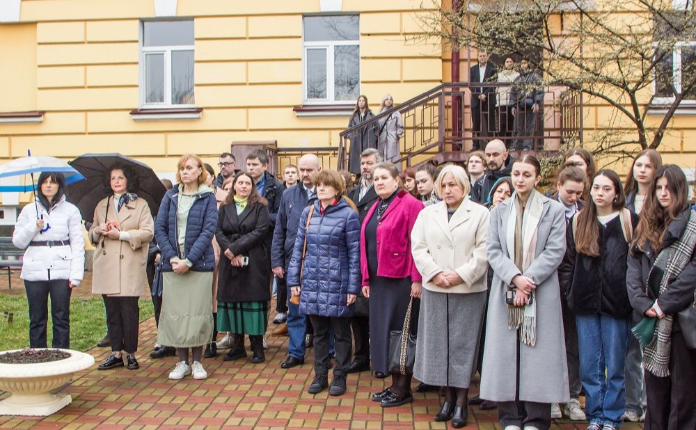 У дворі ННІ філології ід час відкриття Алеї пам’яті. Фото: КНУ, фейсбук