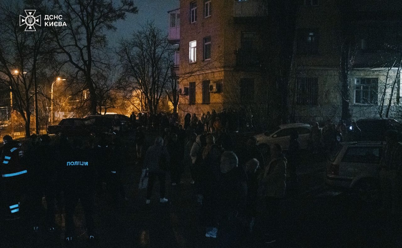 Рятувальники евакуювали людей. Фото: ДСНС Києва