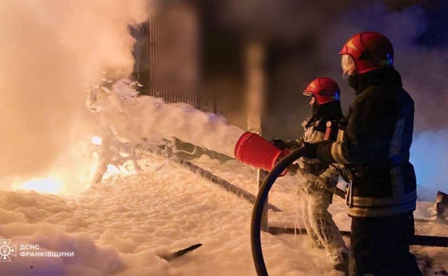 Ілюстративне фото гасіння пожежі після удару по енергетиці на Франківщині: ДСНС