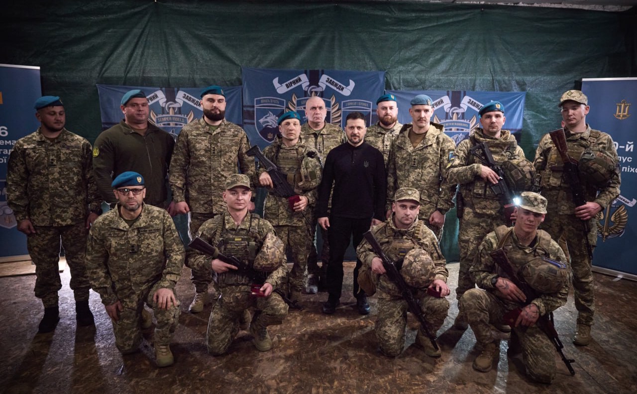 Зеленський та воїни. Фото: Офіс Президента