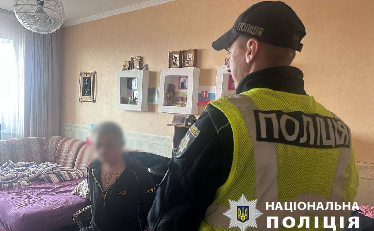 поліція у квартирі, де сталось вбивство. Фото: Нацполіція