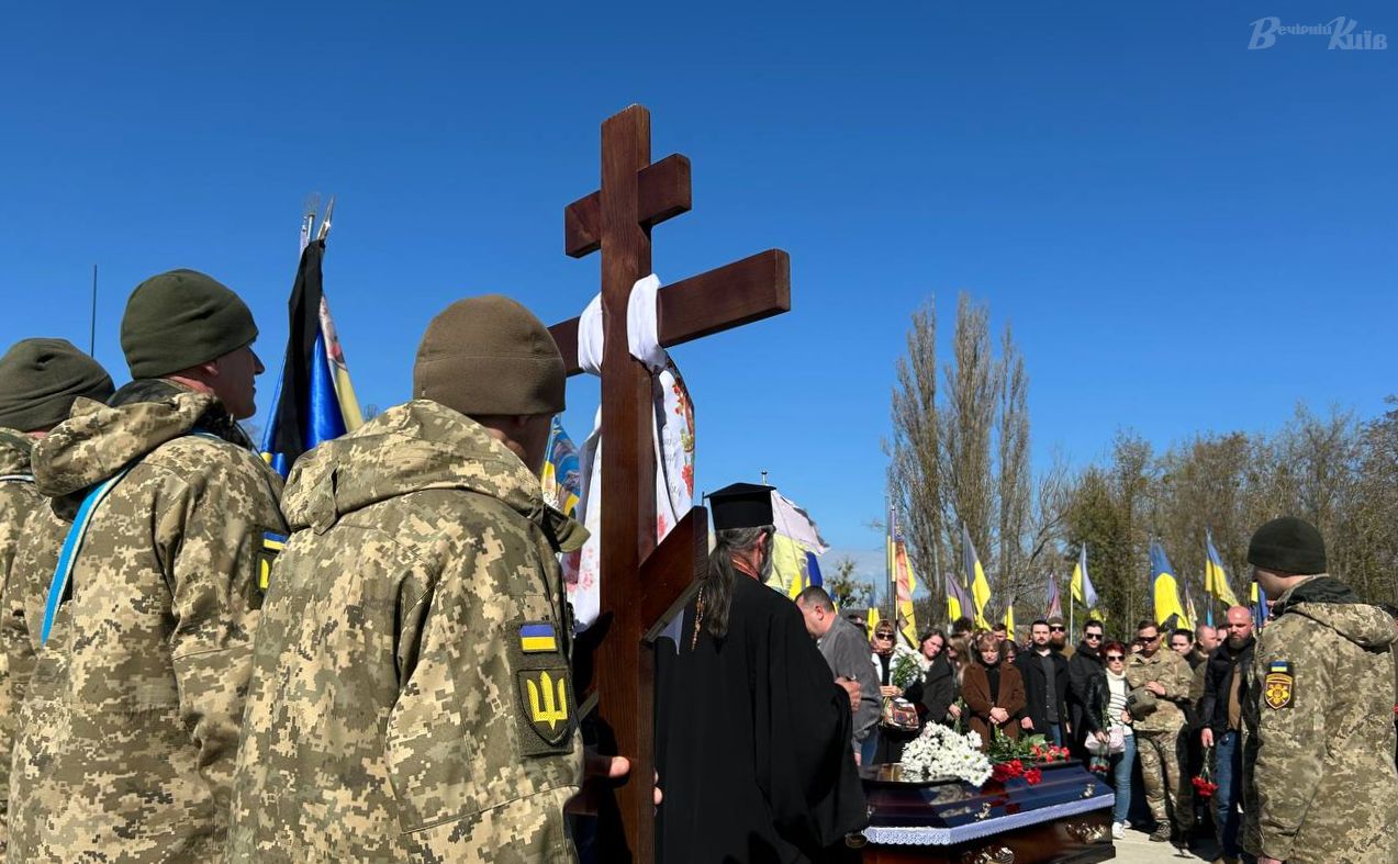 Провести захисника в останню путь прийшли десятки людей. Фото: Олександра Плакіна