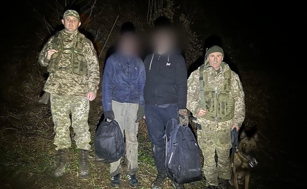 Рятувальники ДПСУ з врятованими горе-туристами. Фото: ДПСУ
