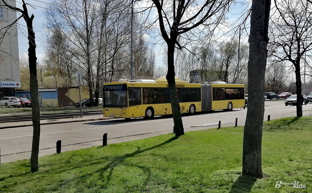 Столичний автобус № 101 на маршруті. Фото: Наталія Слінкіна