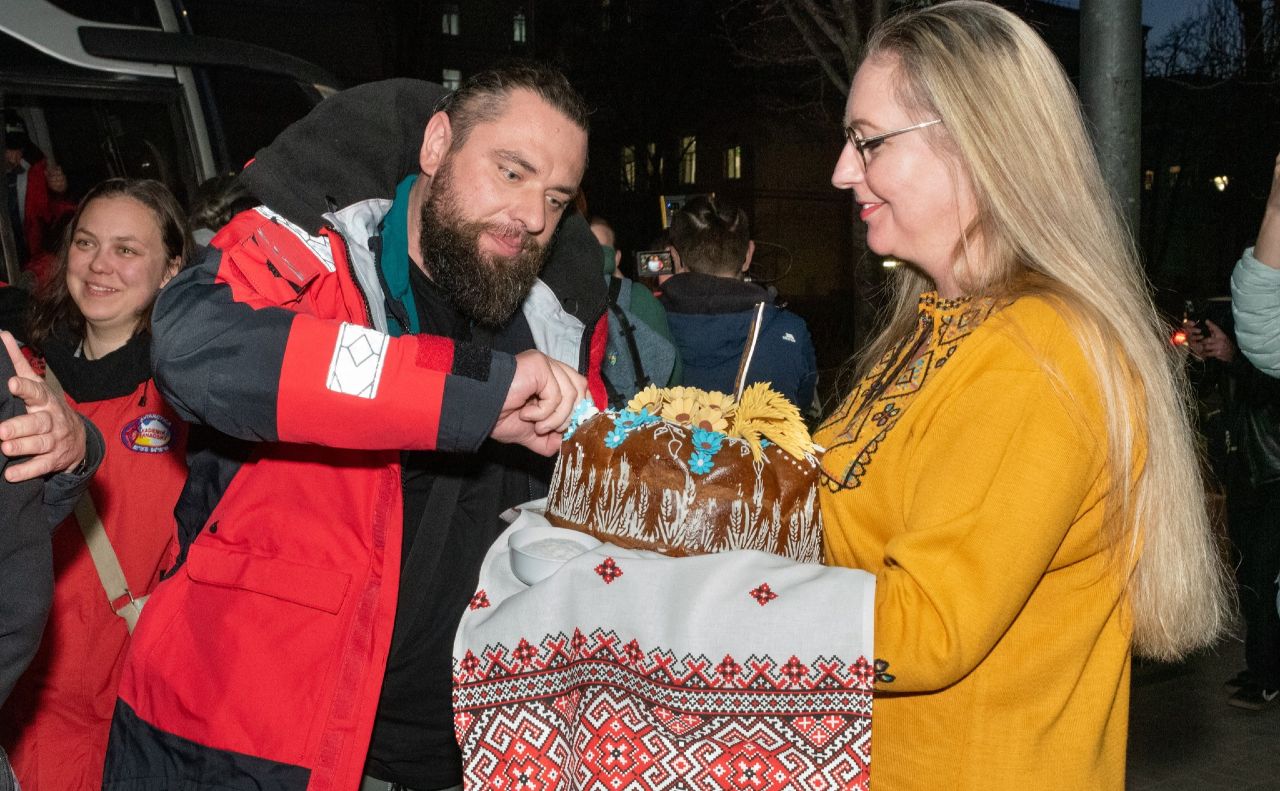 Зустрічали науковців пізно ввечері. Фото: НАНЦ