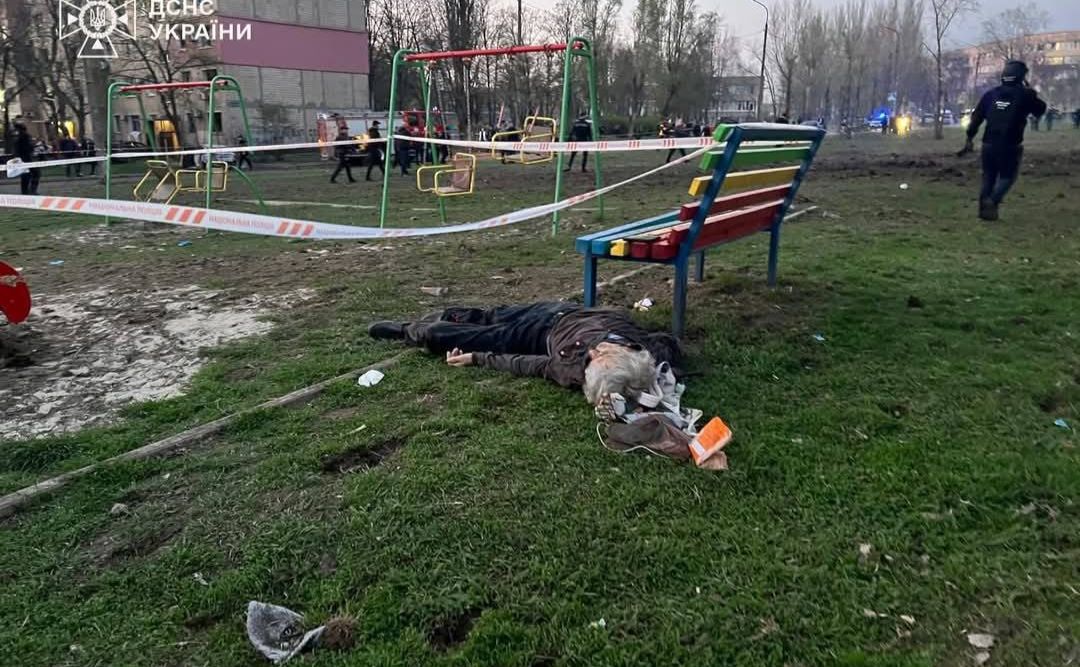 Загиблі на місці влучання російської ракети. Фото: ДСНС