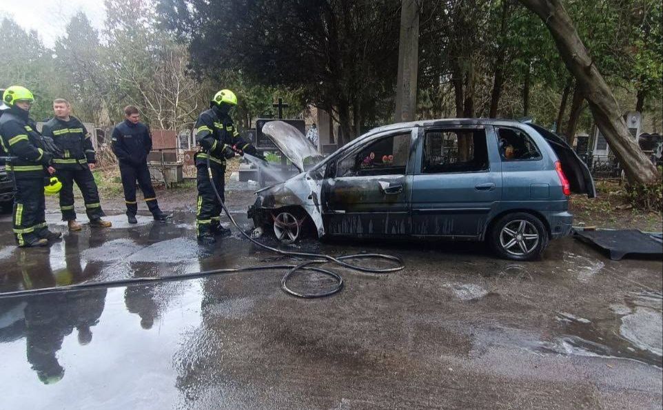 Рятувальники погасили автівку. Фото: Муніципальна охорона