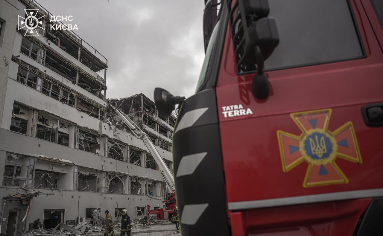 Наслідки удару на Оболоні. Фото: ДСНС