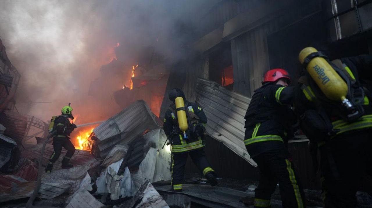 Вогонь гасили 128 рятувальників. Фото: ДСНС Києва