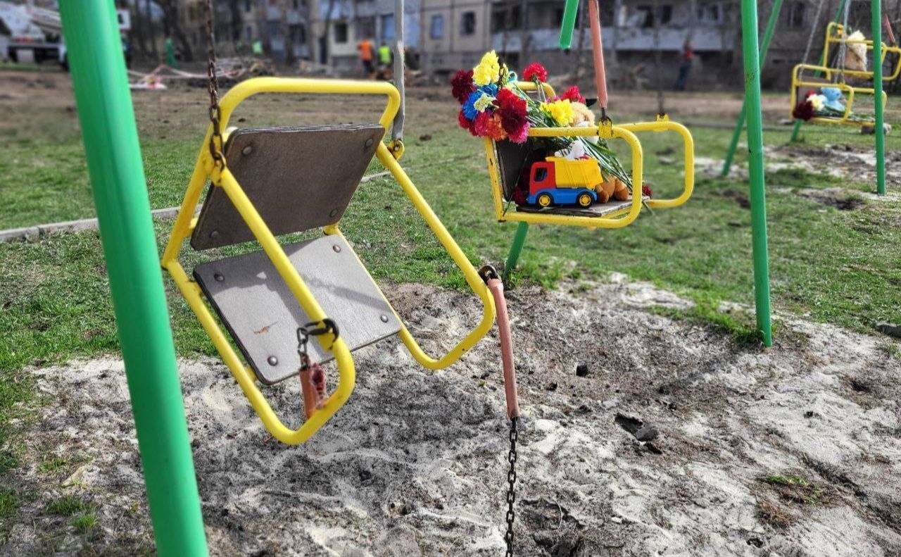 На майданчик, де загинули діти, люди принесли квіти та іграшки. Фото: Facebook/Сергій Лисак