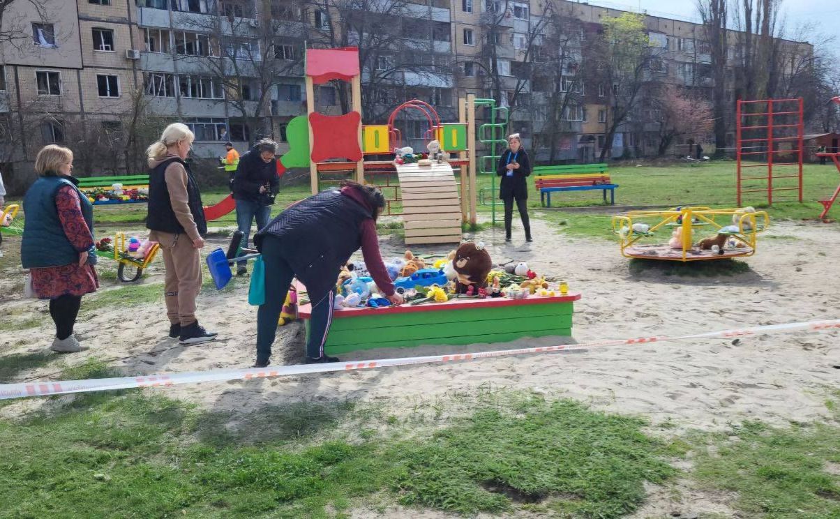 Жителі міста принесли квіти та іграшки на майданчик, де загинули діти. Фото: Facebook/Сергій Лисак