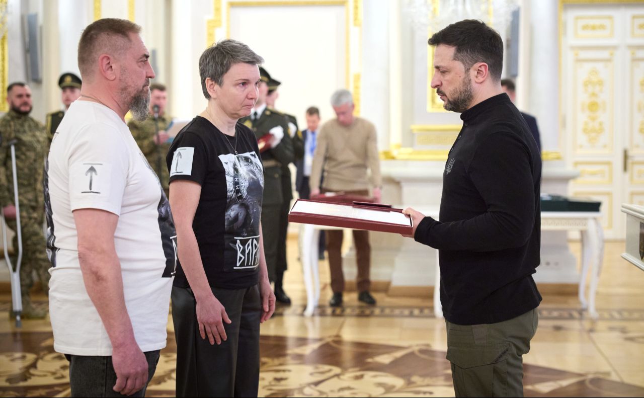 Володимир Зеленський вручив батькам нагороду сина. Фото: Офіс президента