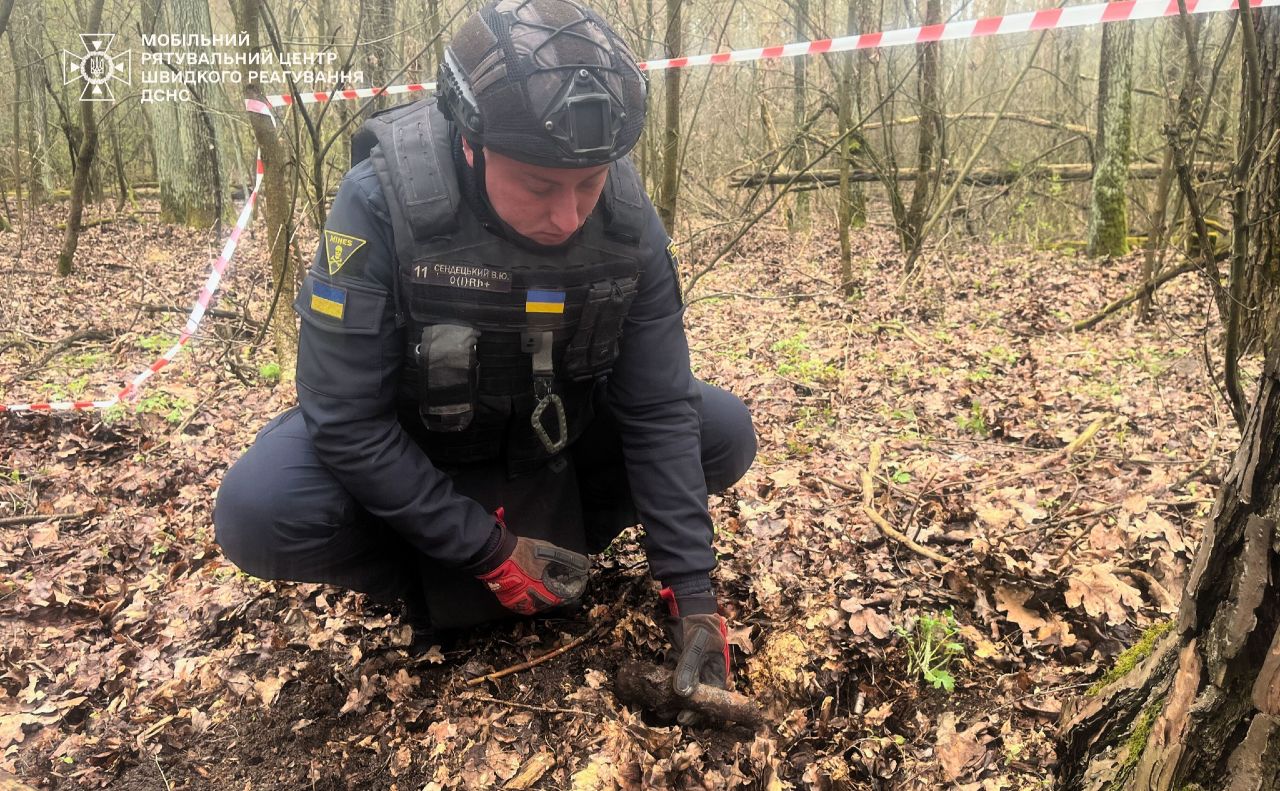 Ручну гранату виявили в Бучанському районі. Фото: Мобільний рятувальний центр швидкого реагування ДСНС
