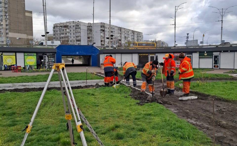Комунальники облаштовують нову доріжку. Фото: ШЕУ Деснянського району