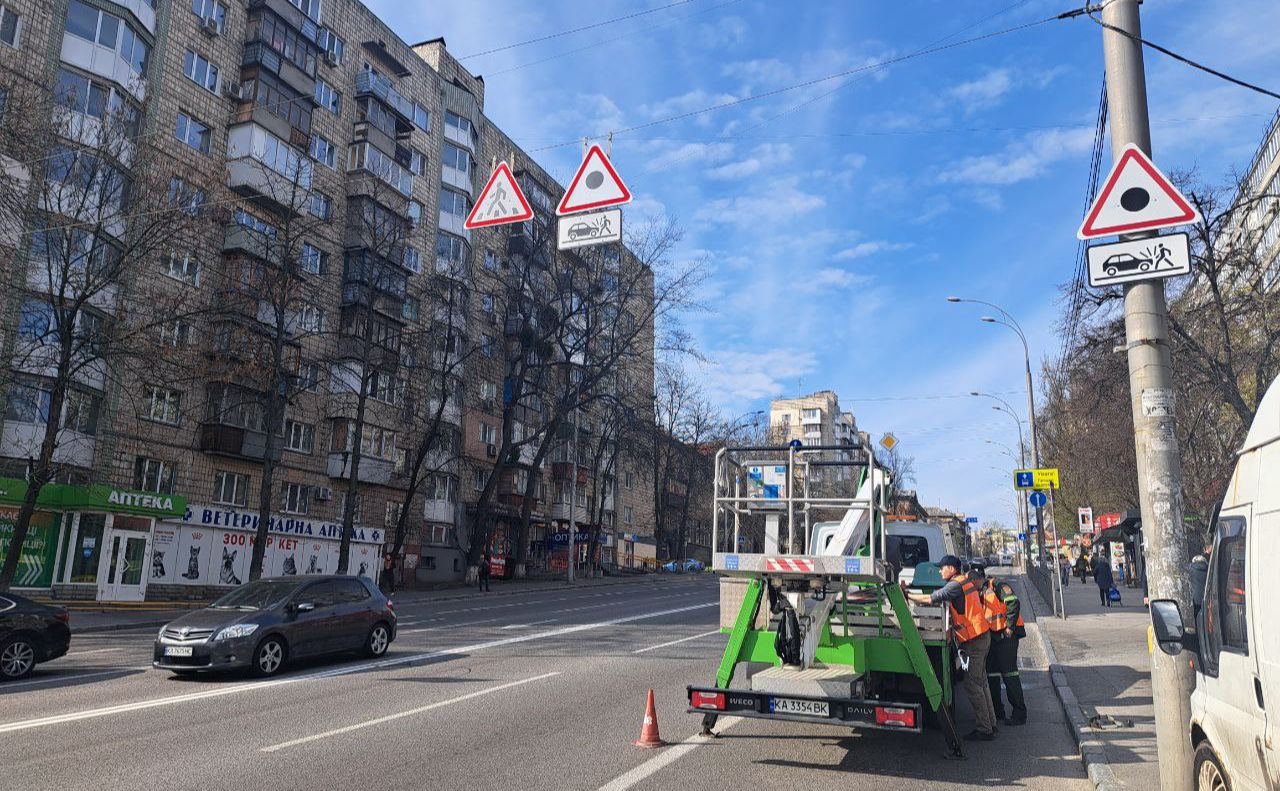 Фахівці ЦОДР встановлюють знаки. Фото: ЦОДР