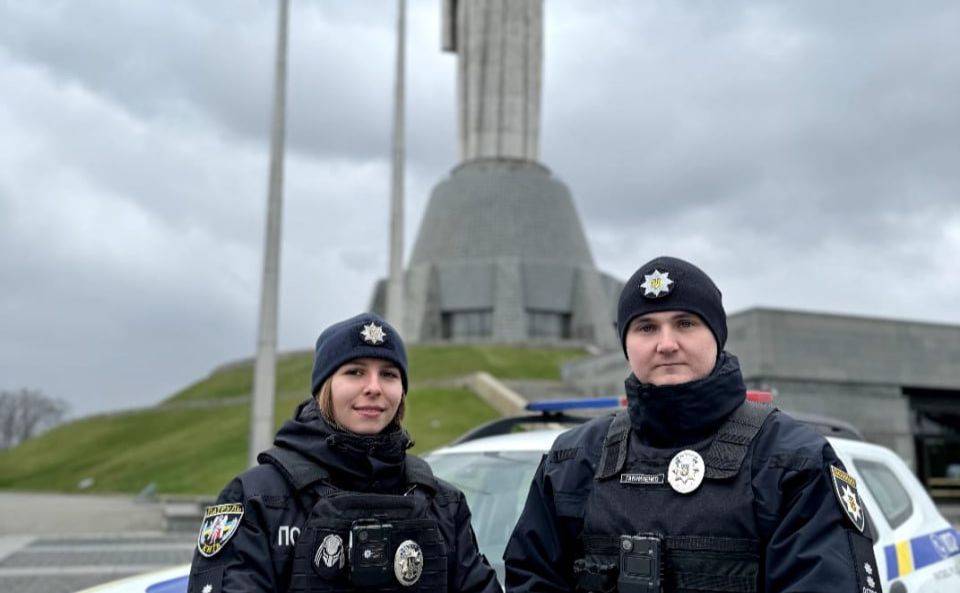 Іван Гавриленко та Аліна Стороженко погасили загоряння. Фото: Патрульна поліція Києва